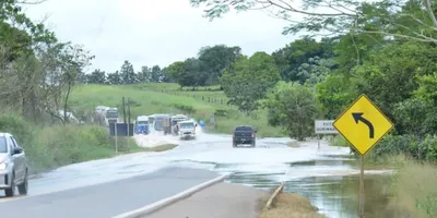 BR-364: Pista inundada causa lentidão no trânsito entre Jaru e Ariquemes