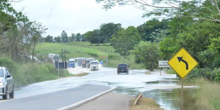 BR-364: Pista inundada causa lentidão no trânsito entre Jaru e Ariquemes