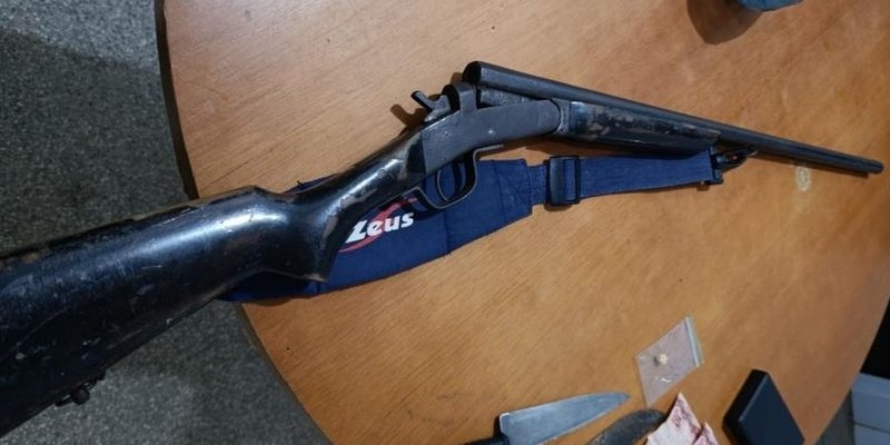 CUJUBIM – FORÇA TÁTICA DO 7º BPM PRENDE CASAL POR TRÁFICO E APREENDE ARMA DE FOGO