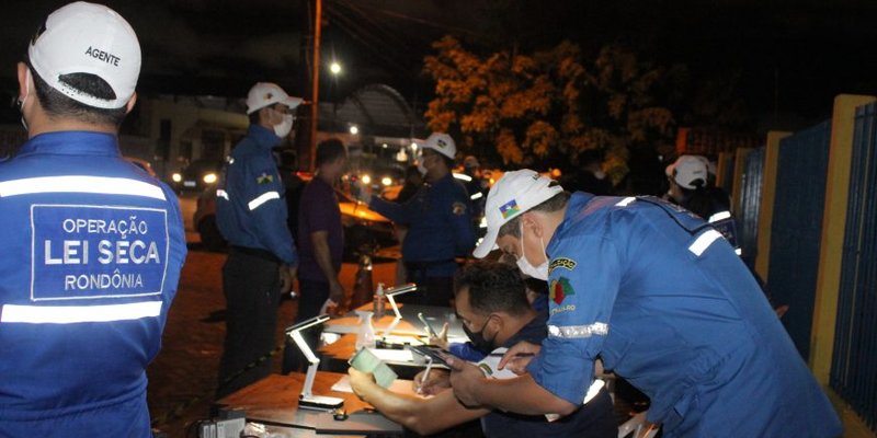 Procurado pela Justiça foge de blitz, abandona carro em movimento, mas acaba preso em Porto Velho