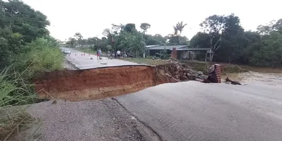 Chuva forte rompe asfalto e interdita trecho da Estrada de Santo Antônio em Porto Velho