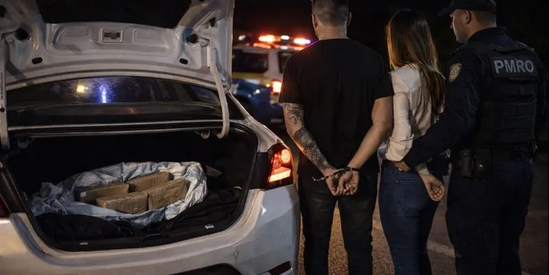NA BR-364: 'Rei do Camarote' e esposa advogada são presos com drogas